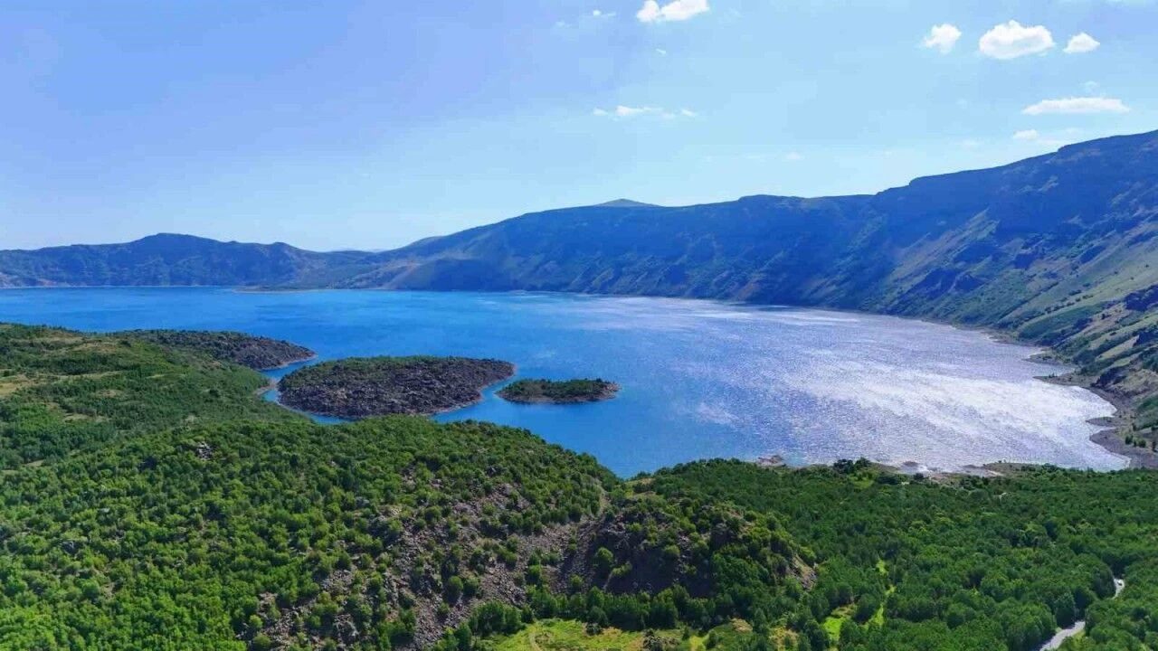 Yazın Nemrut Krater Gölü